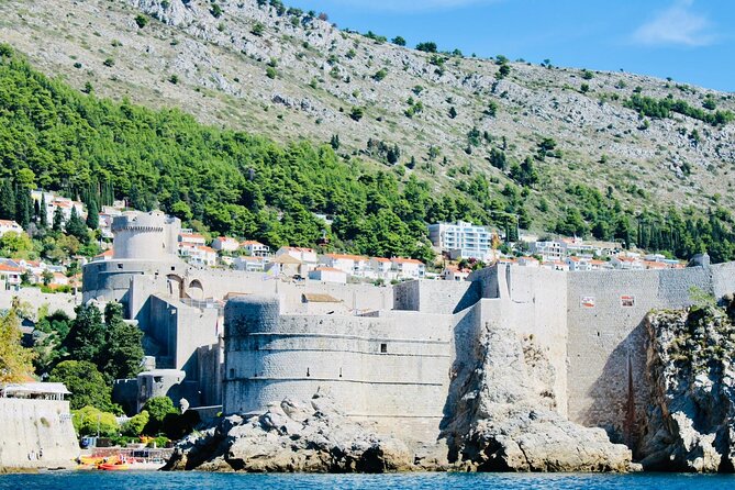 50-minute Panoramic Cruise of Dubrovnik with English Audio Guide - Meeting at Lokanda Peskarija and settling in onboard