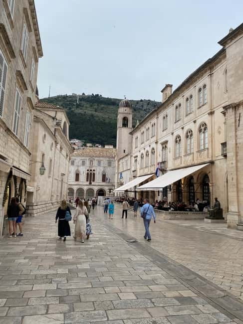 Discover the Old Town of Dubrovnik - The oldest neighborhood to the old port, ending with a real sense of route
