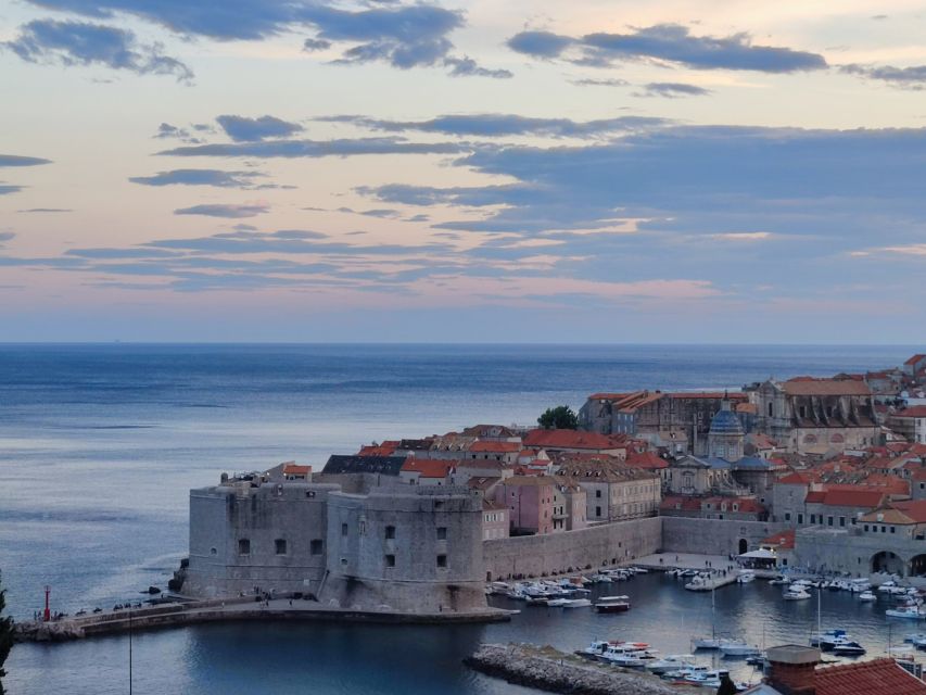 Dubrovnik: 2h Old Town Private Guided Tour - Getting started outside Ploče Gate, with a name sign and a plan