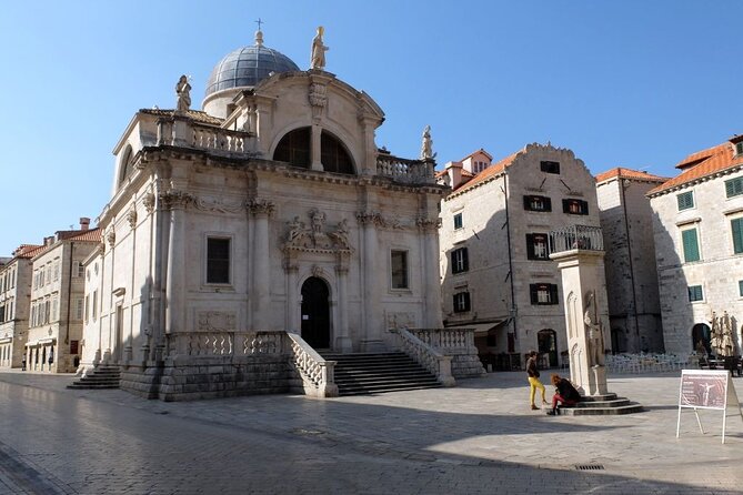 Dubrovnik Airport Transfers: Dubrovnik to Dubrovnik Airport DBV in Business Car - The Hotel Reception Meet-Up: How the Driver Finds You