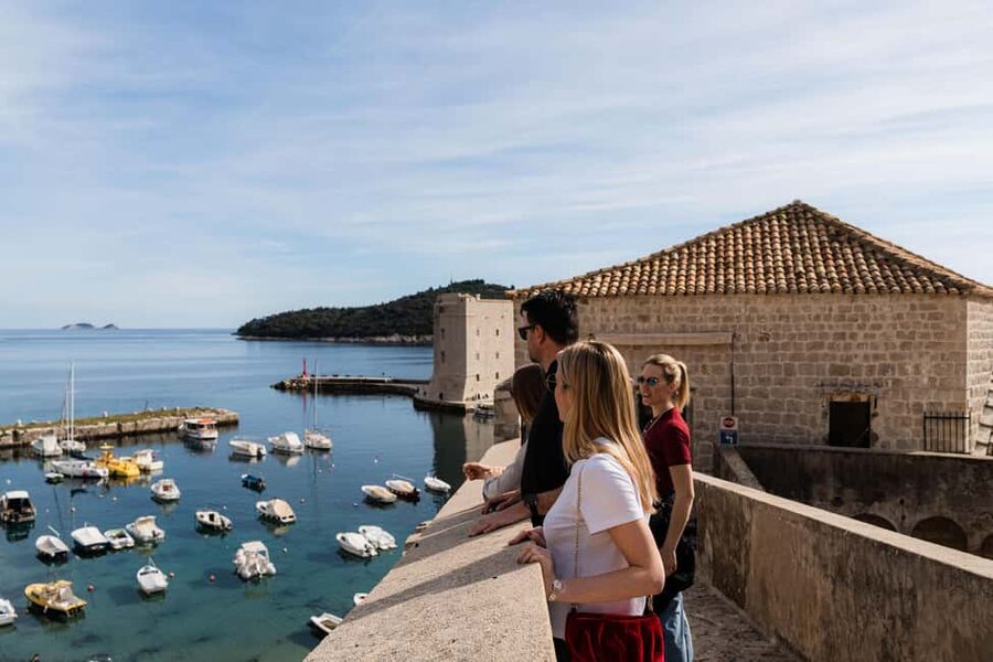 Dubrovnik: City Walls Guided Tour-Small Group Experience - Getting started at Velika Onofrijeva Fontana (where you should be)
