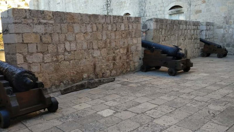 Dubrovnik City Walls: Small-Group 2-Hour Tour With a Local - The strategic tower stop and Ottoman-era diplomacy