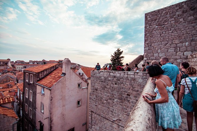 Dubrovnik Combo: Old Town & Ancient City Walls - Where the tour starts and how you’ll find your guide