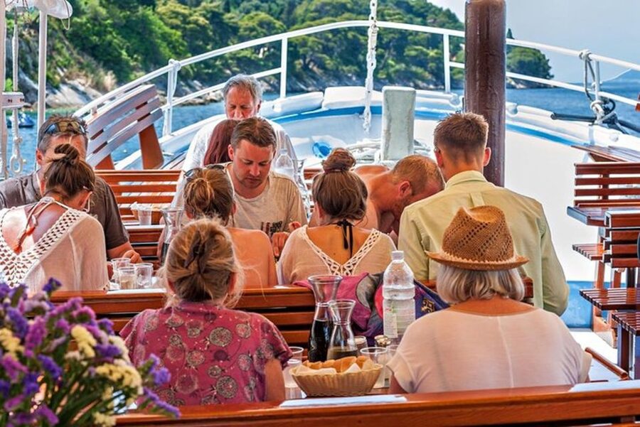 Dubrovnik: Elaphite Islands Cruise with Drinks/Lunch Options - Food and drinks on board: what the open bar really gives you