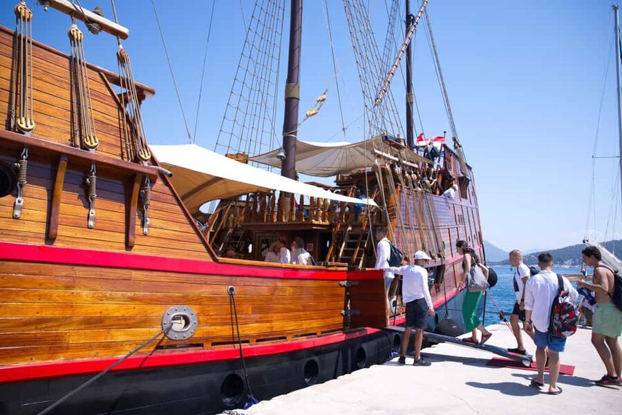 Dubrovnik: Elaphiti Island Luxury Pirate Ship Cruise - Sailing between islands: your first 45 minutes of payoff