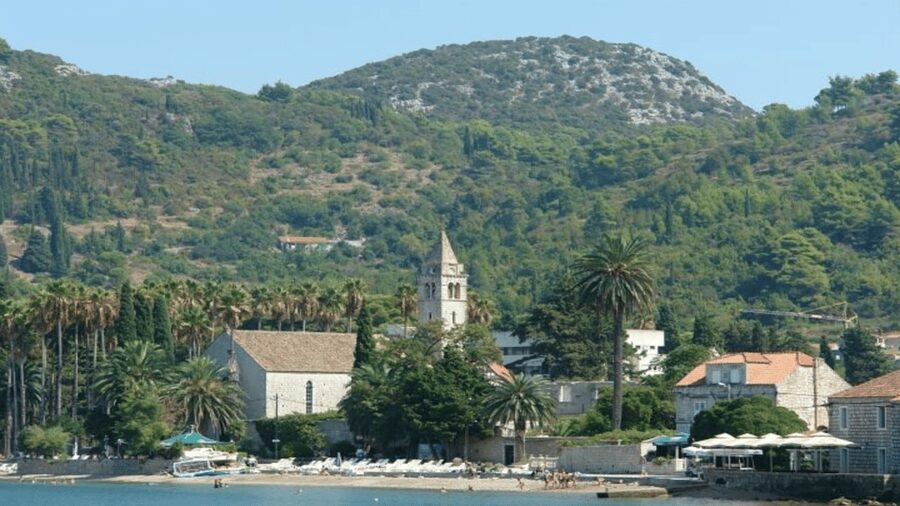Dubrovnik: Elaphiti Islands Boat Cruise with Lunch & Drinks - Šunj lagoon beach: walking option vs the mini-golf taxi