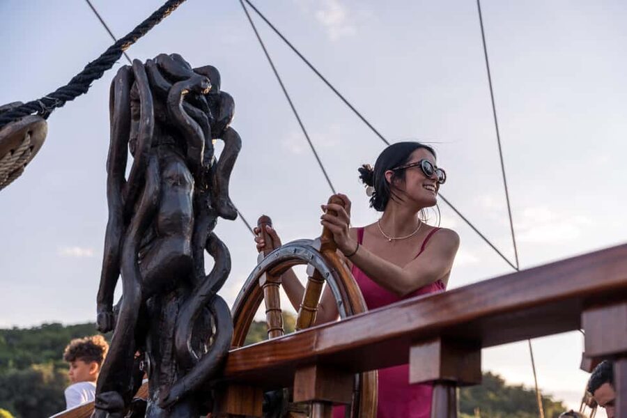 Dubrovnik: Galleon Sunset Cruise with a Live Guide & Drink - The live guide portion: stories you can actually use