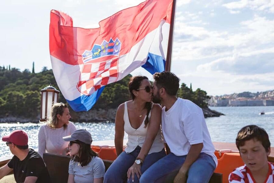 Dubrovnik: Galleon Sunset Cruise with a Live Guide & Drink - What the onboard experience feels like for families and mixed groups