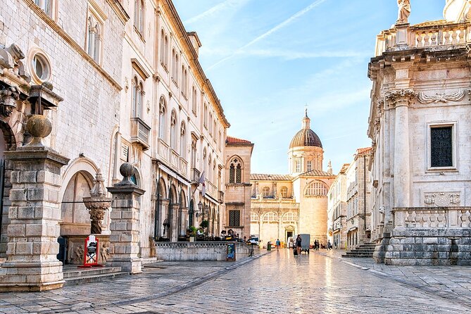 Dubrovnik Group Walking Tour - Getting your bearings at Amerling Fountain
