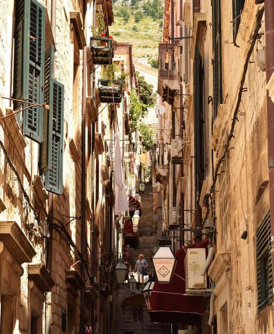 Dubrovnik: History & Walk Through The Old Town - Orlando’s Column: a break with a big story