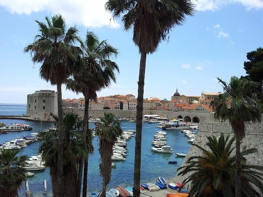 Dubrovnik: Old City Walking Tour with a FREE Polaroid Photo - Headphones, timing, and how to get value from 100 minutes