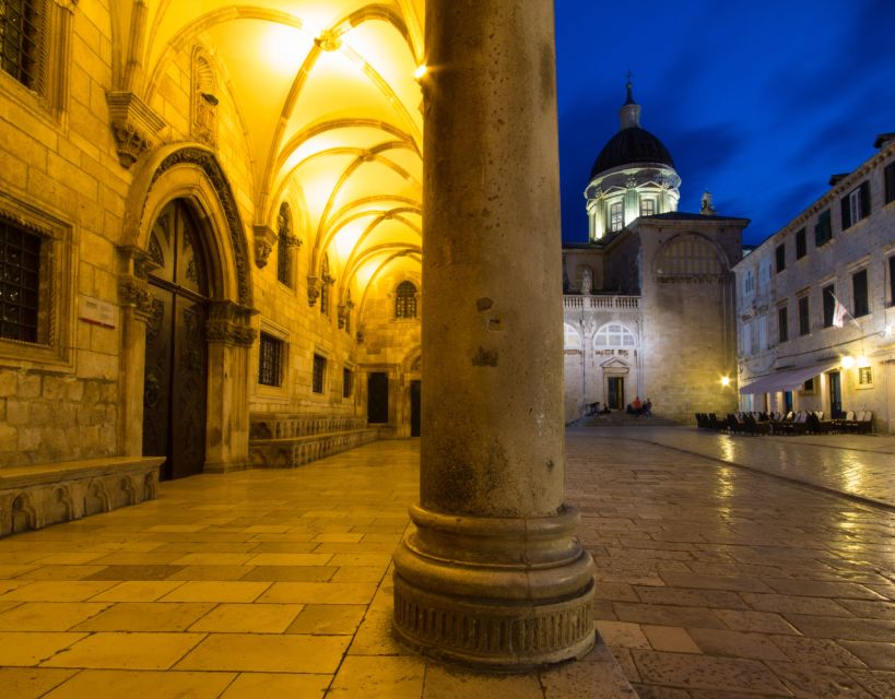 Dubrovnik: Old Town Highlights Guided Evening Walking Tour - Onofrio’s Large Fountain with 16 masquerades, stop for the details