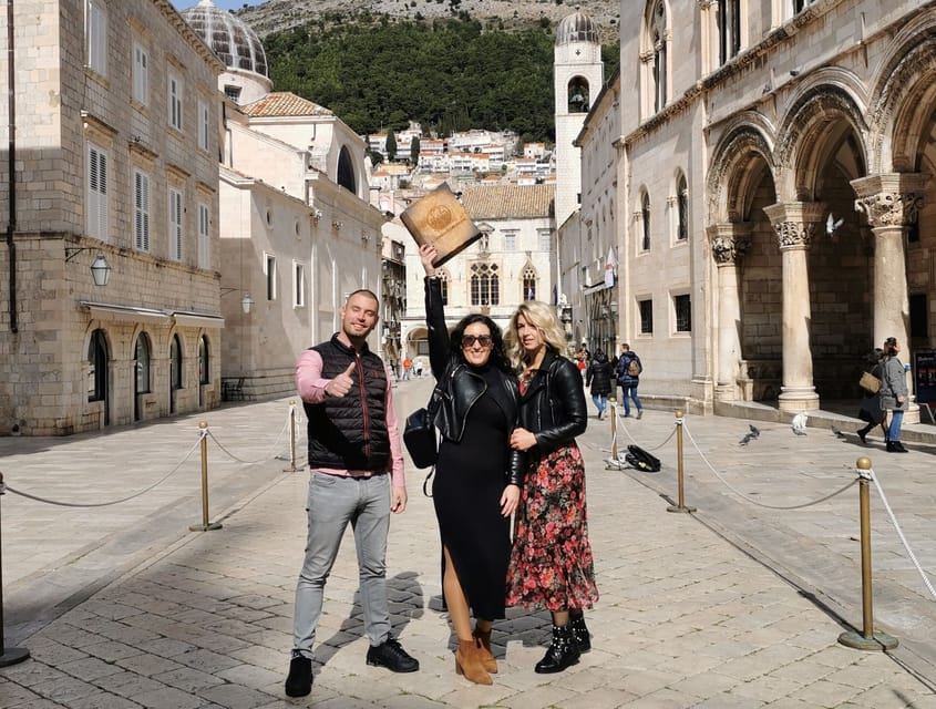Dubrovnik: Old Town History Outdoor Escape Game - How the wooden book and padlocks structure the whole game