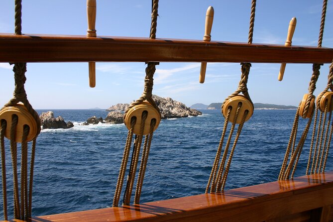 Dubrovnik Old Town Walking Tour and Cruise with Karaka - Time, Comfort, and Group Size for a 2-Hour Plan