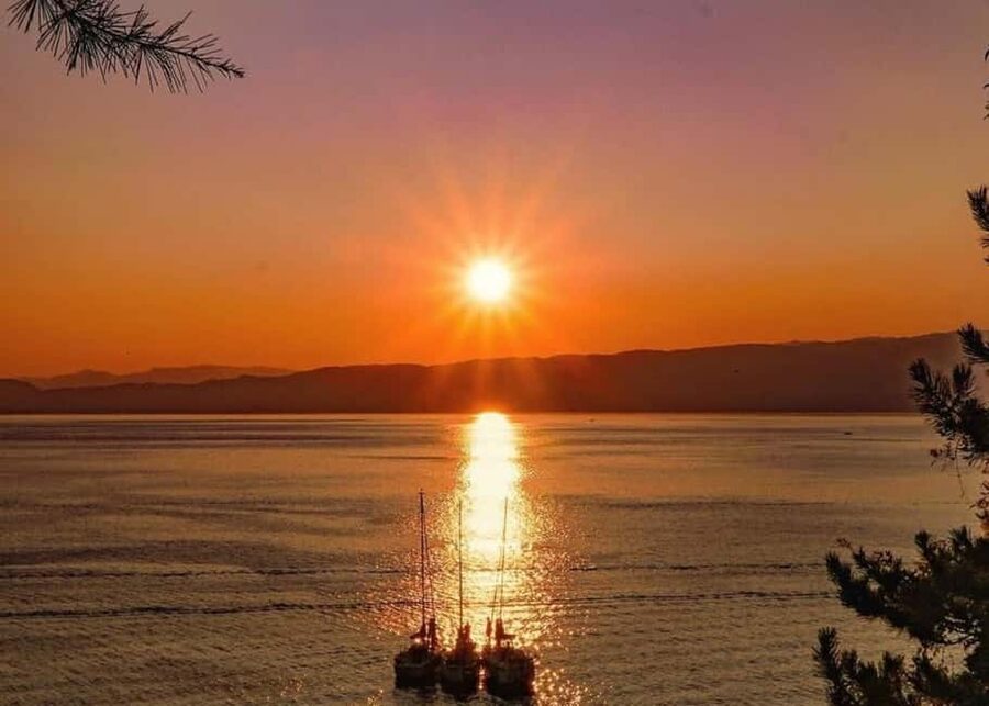 Dubrovnik : Private Sunset tour on a yacht around Dubrovnik - Sailing past the walls and the Game of Thrones views