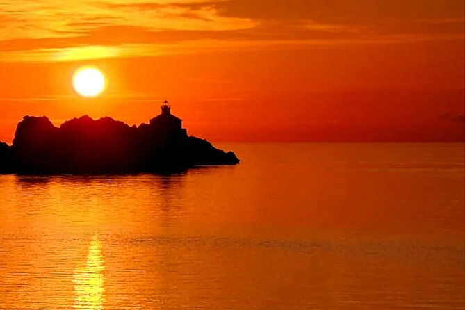 Dubrovnik Sunset Catamaran Cruise with drinks - Snacks, drinks, wine, Wi-Fi, and the comfort tricks that matter