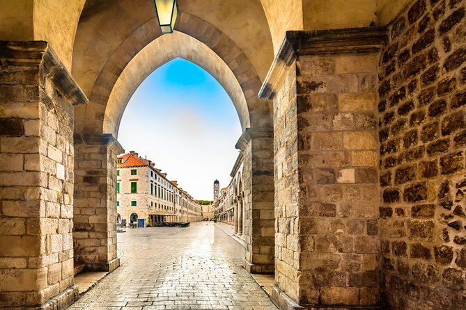 Dubrovnik Walk & Wine: Old Town Walking tour with a Glass of Wine - The guide matters: Martina and the art of making it easy