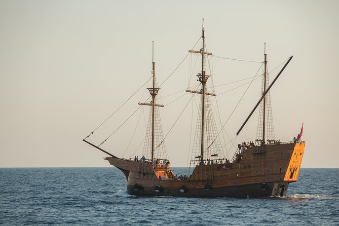 Game of Thrones Cruise And Walking Tour Karaka Dubrovnik - Boarding Karaka at the port and coming in toward King’s Landing