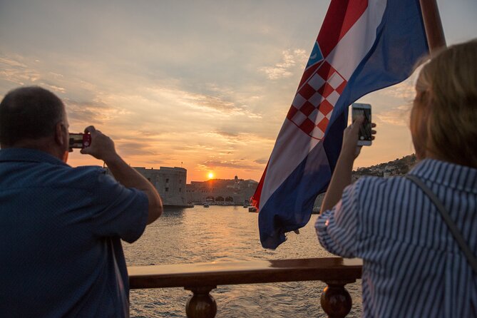 Karaka - The Best Dubrovnik Sunset Cruise (adults only) - The host and narration: how to enjoy it without losing the sunset