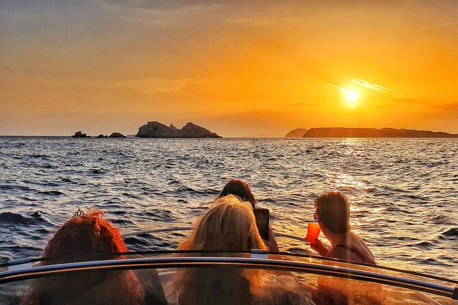 Private romantic Sunset tour - The boat experience, drinks, and why the onboard vibe matters