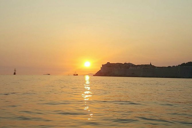 Private romantic Sunset tour - Sparkling wine, towels, and the small comforts that feel big at sea