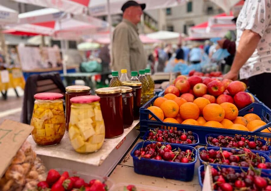 Secret Food Tours in Dubrovnik - Finding the tour start at Onofrio’s Fountain, orange umbrella included