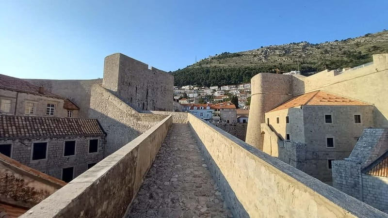 Sunset Wall Walk: 75-Minute Guided Tour & Free Exploration - The northern walls: guided history with nine planned stops