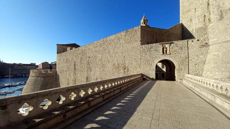Sunset Wall Walk: 75-Minute Guided Tour & Free Exploration - Getting started at Fort Revelin, near Ploce Gate