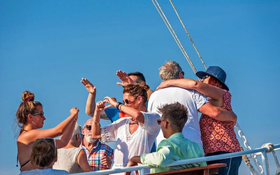 Three Island Boat Tour With Lunch - Sipan in One Short Block: Break Time and a Tight Schedule
