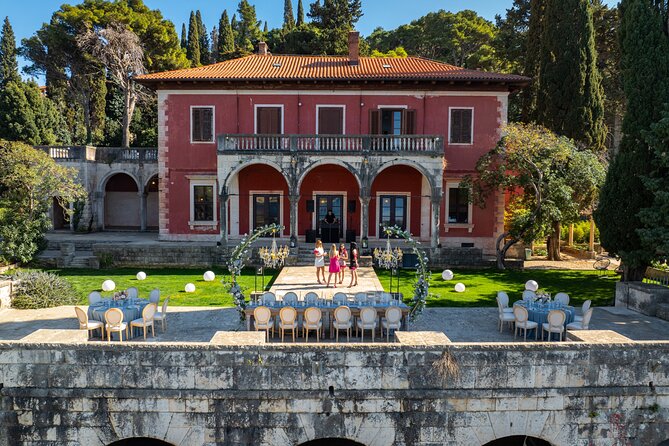 Villa Banac - Gallery Entrance - Your simple game plan: what you do during the visit