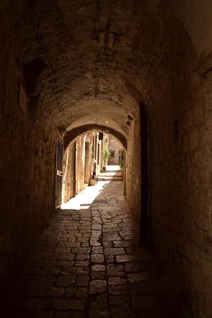 Walking Through King’s Landing- Private Game of Thrones Tour - Meeting Point on Pile: Start Easy, Stay Central